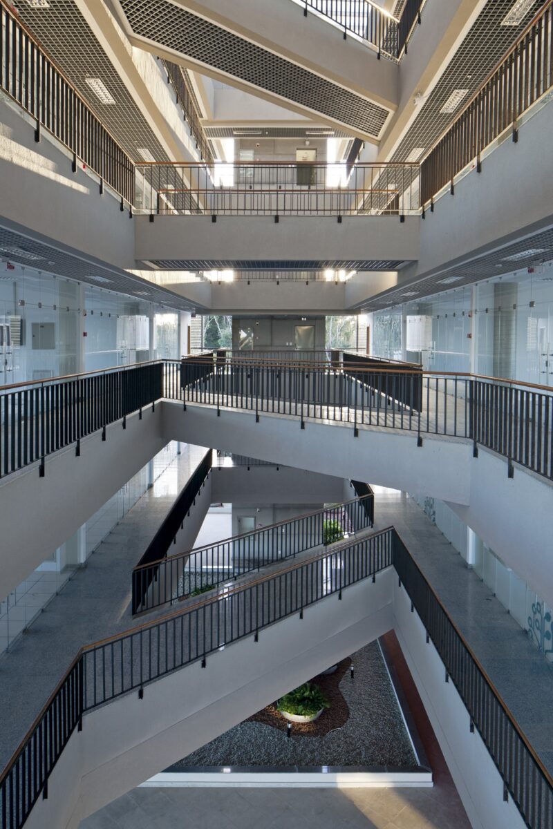Central multi-height space perspective